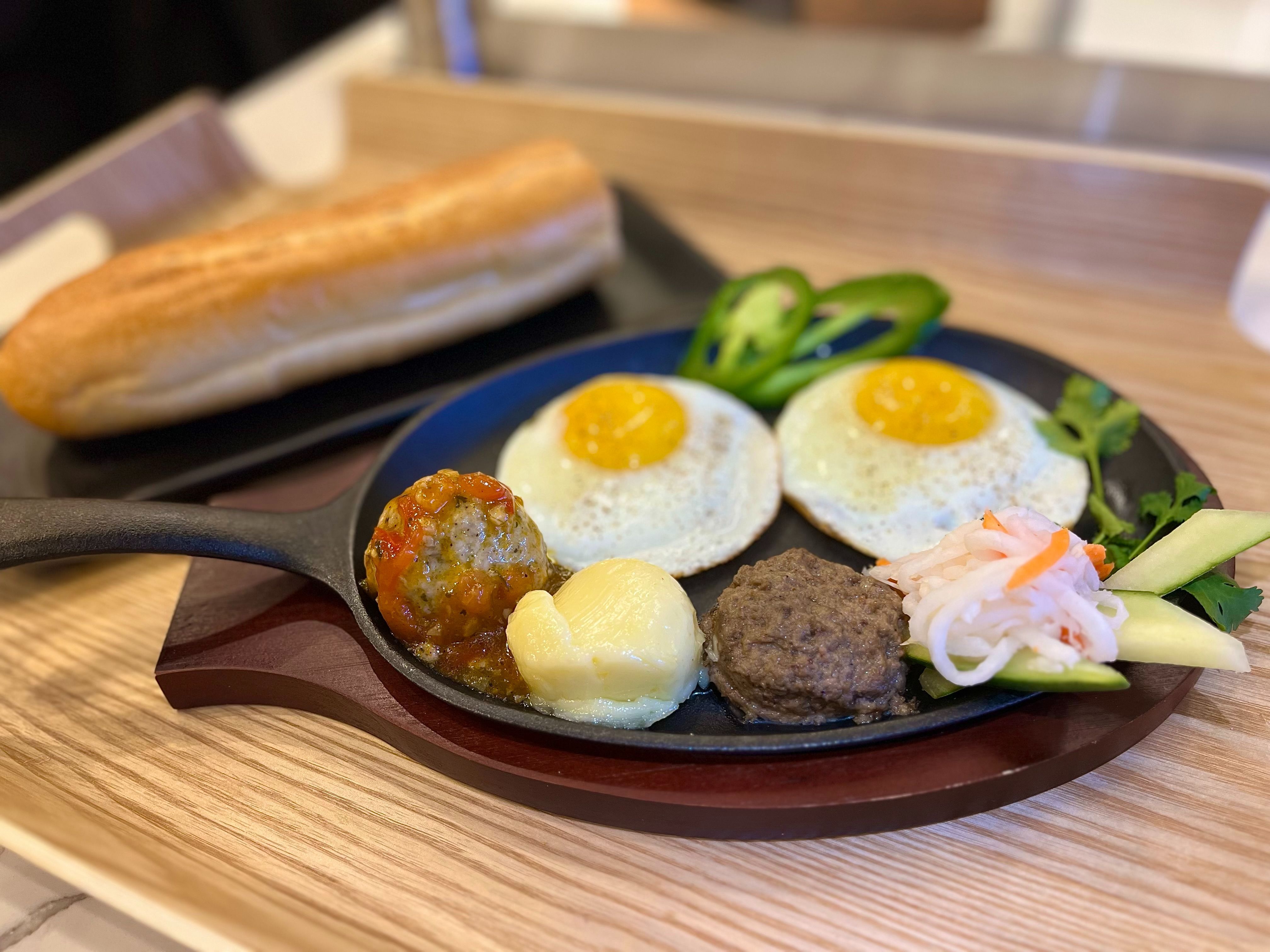 Banh Mi 2-Eggs Grand (Ốp La 2 Trứng, Pate, Bơ, Xíu Mại).