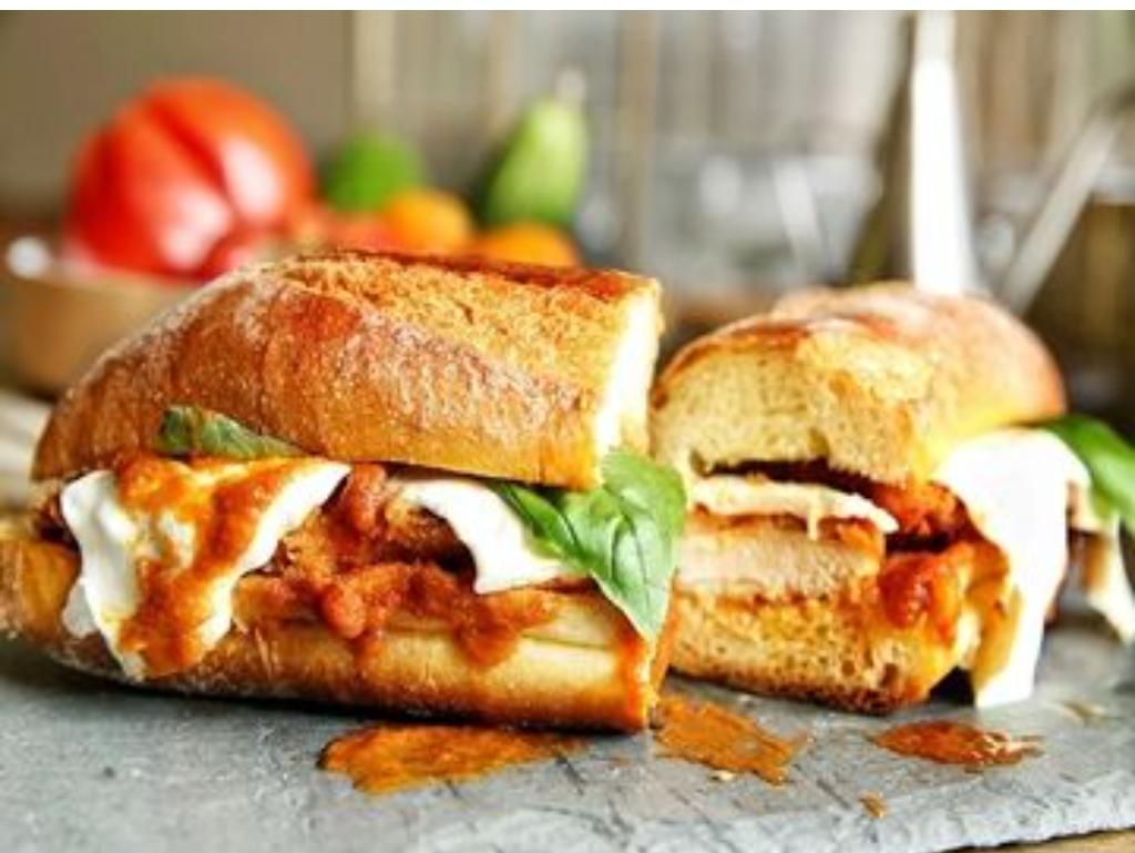 Sandwich - Pollo A La Parmigiana.