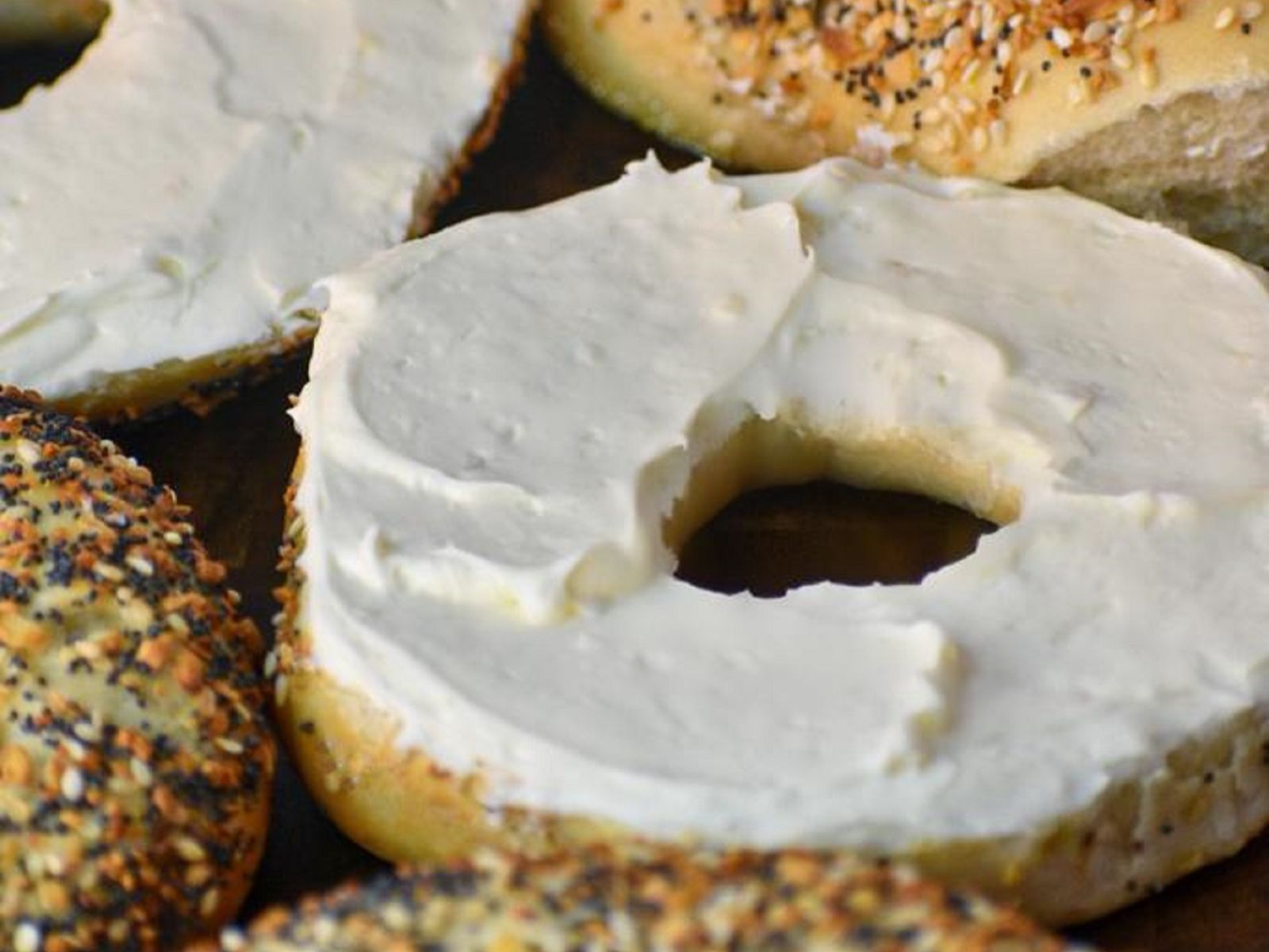BAGEL W/CREAM CHEESE & HONEY.
