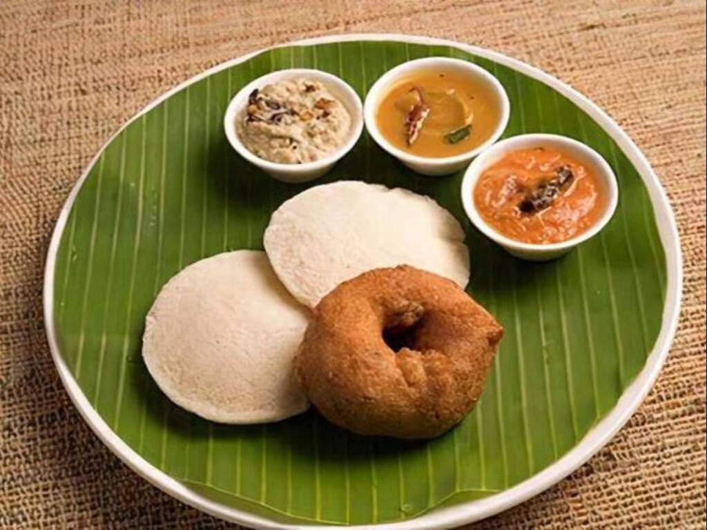 Idli (2) Medu Vada (1) Combo.