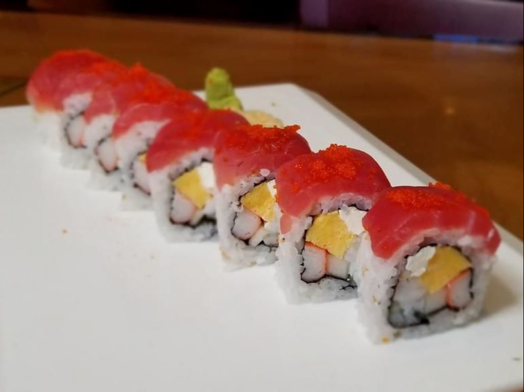 SR3. American Roll - Shrimp, crab meat and cream cheese, and fresh avocado (fresh tuna & fish eggs on top).