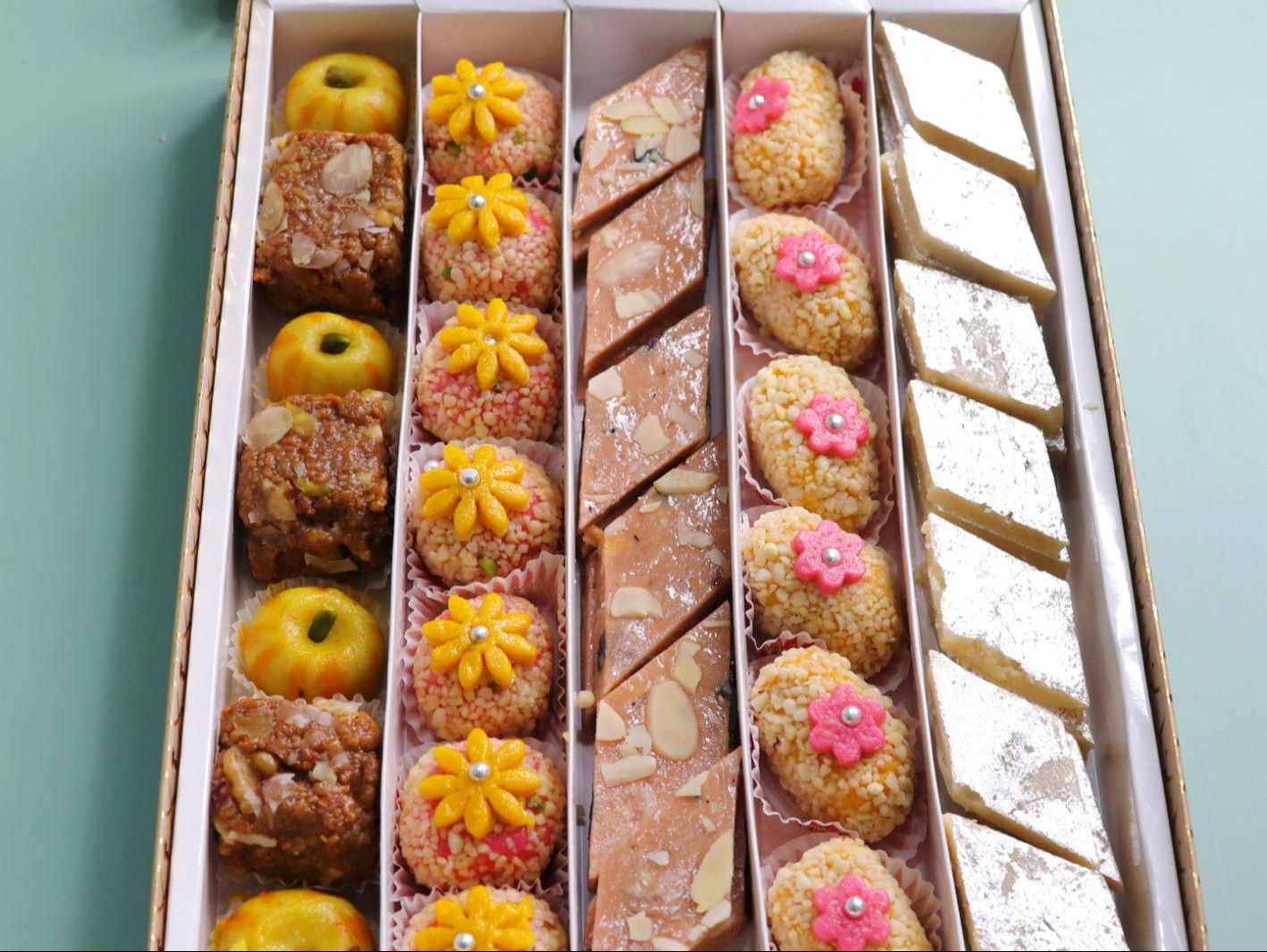 SWEET GIFT BOX.