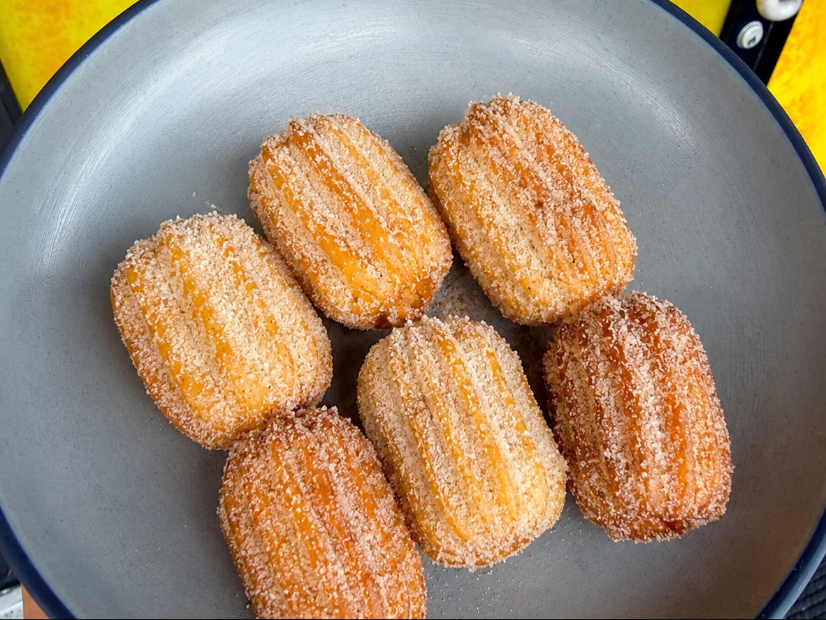 Churro Bites (6 Count) W/ Bavarian Cream.