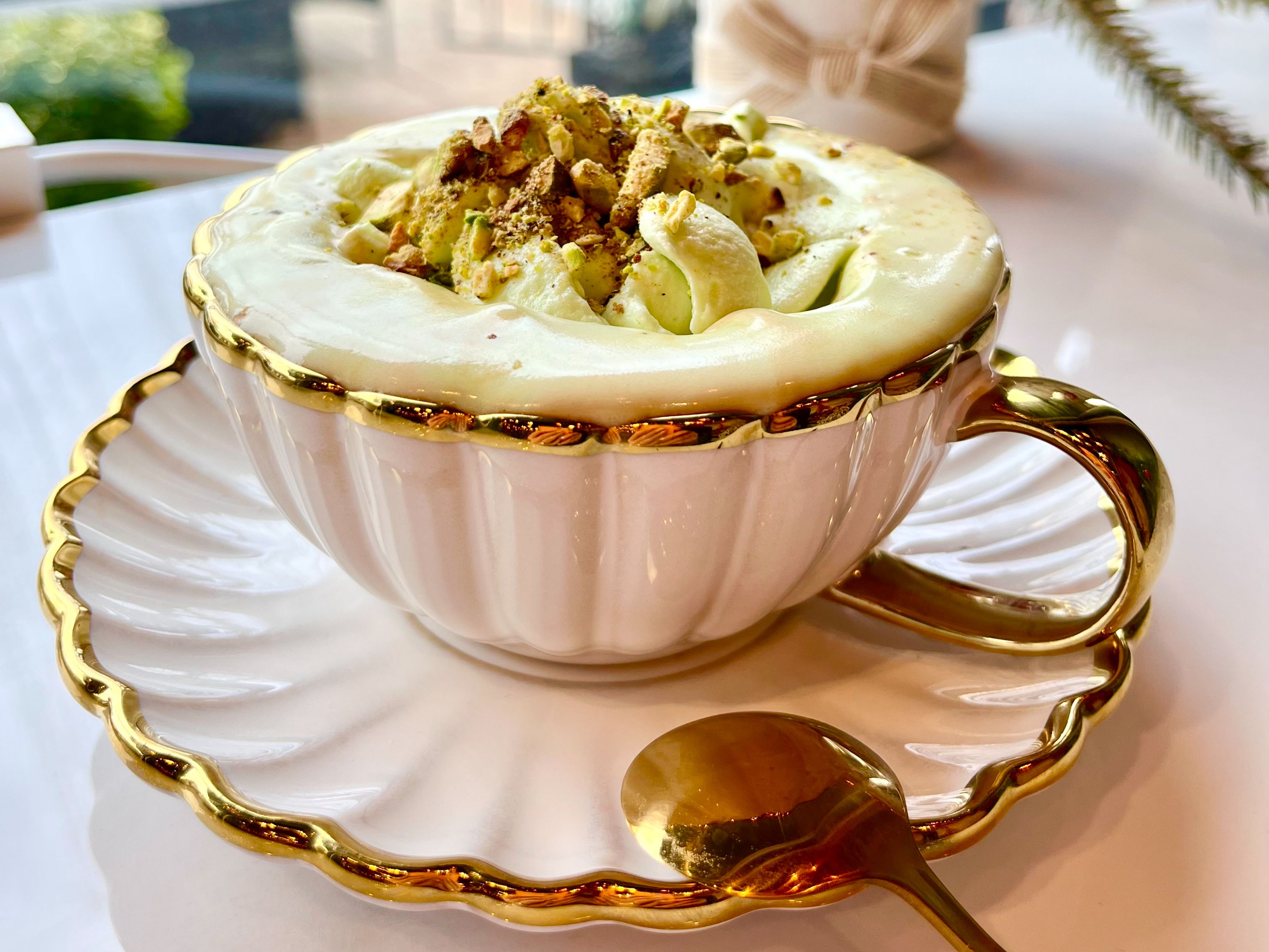 25H13 - HOT PISTACHIO CREAM LATTE 12oz **Contains Caffeine** - CÀ PHÊ KEM HẠT DẺ CƯỜI NÓNG.