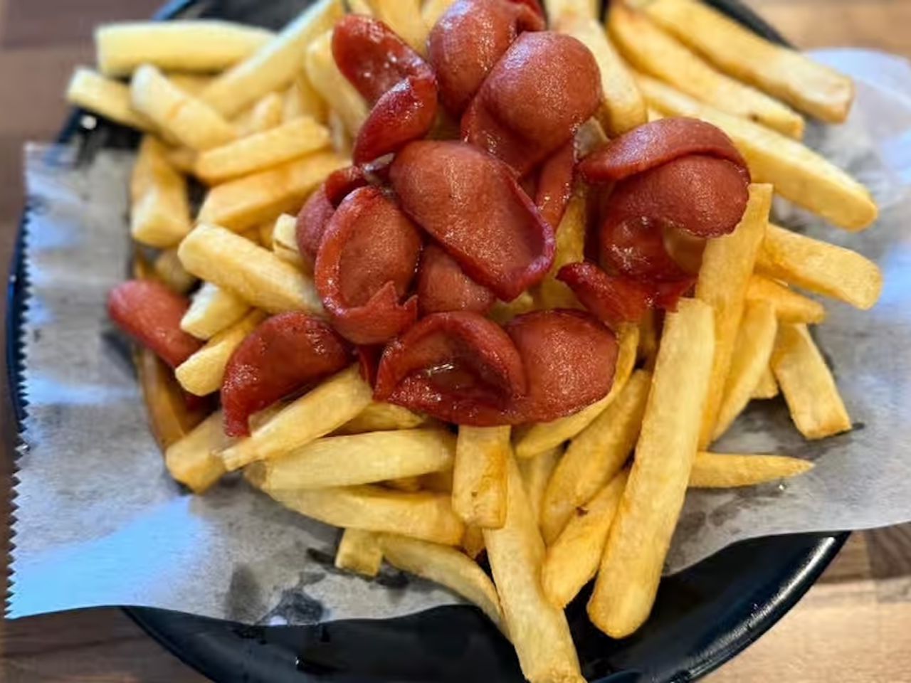 Salchipapa.