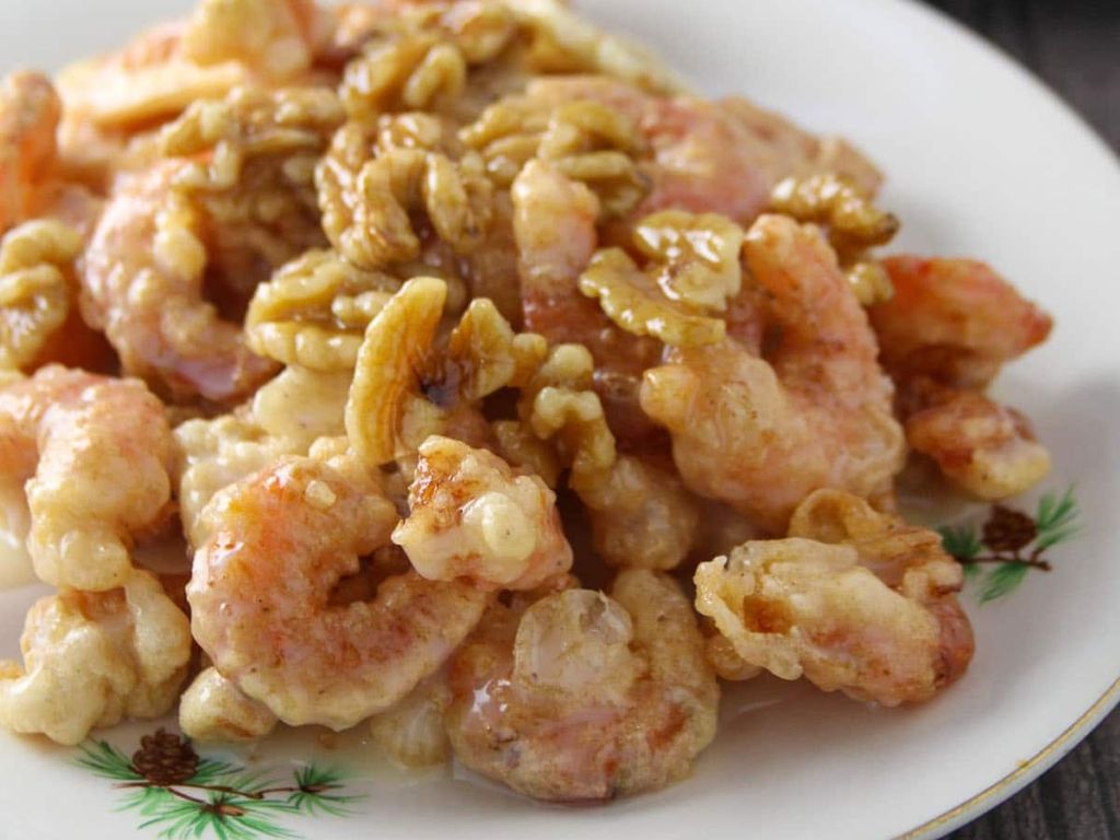 Jumbo Shrimp w/ Creamy Sauce & Walnuts / Tôm Jumbo với Sốt Kem & Quả Óc Chó / 大虾配奶油酱和核桃.