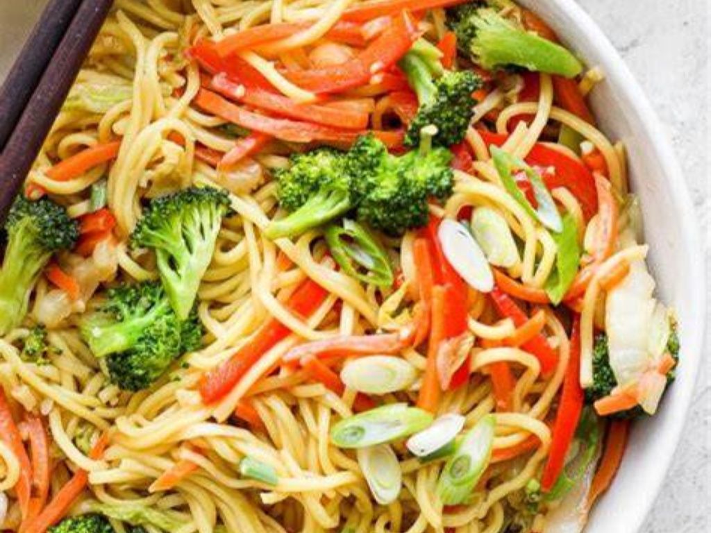Veggie Chow Mein / Cháo mì rau củ / 素炒面.