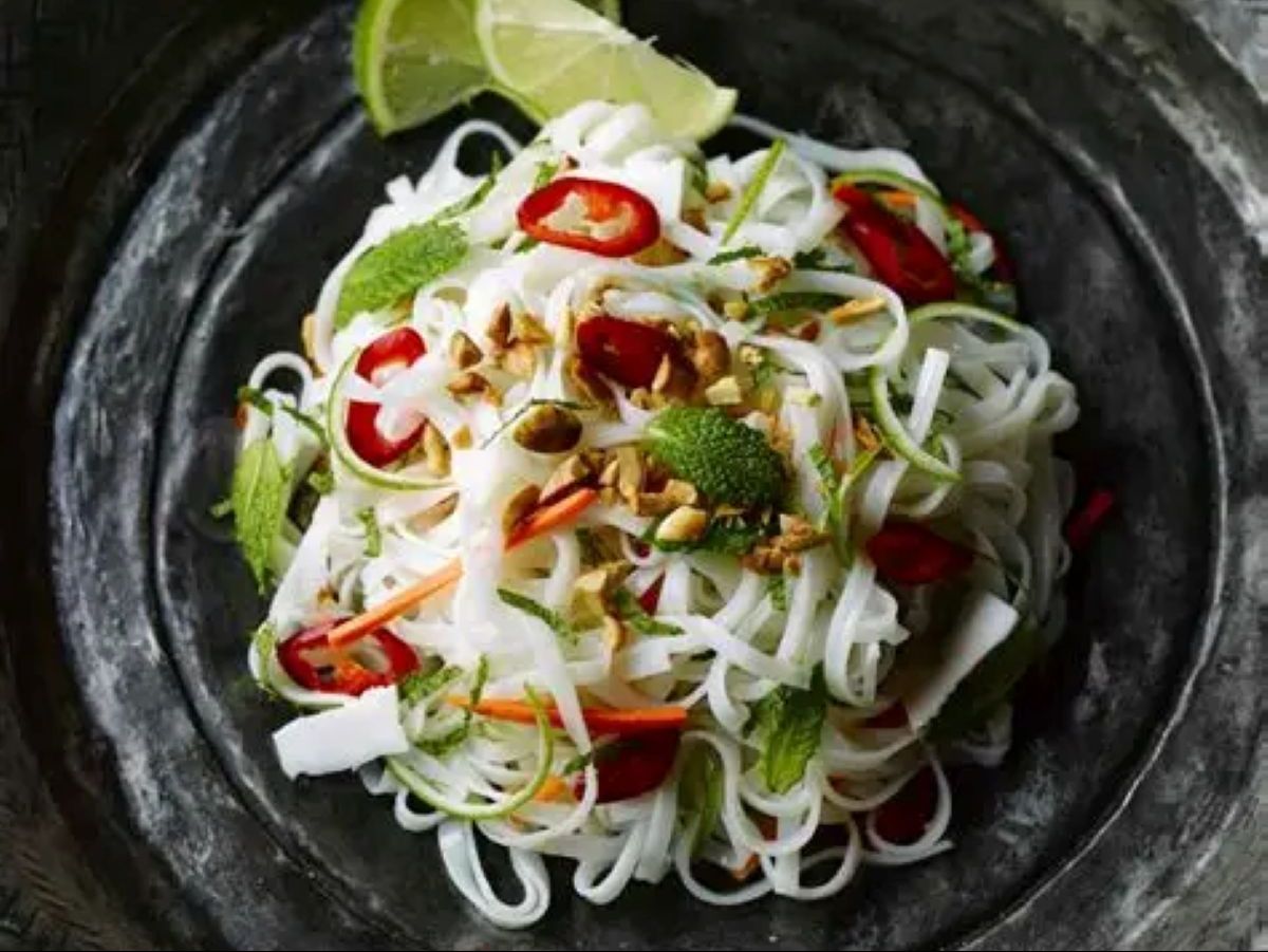 Plain Rice Noodle / Banh Uot.
