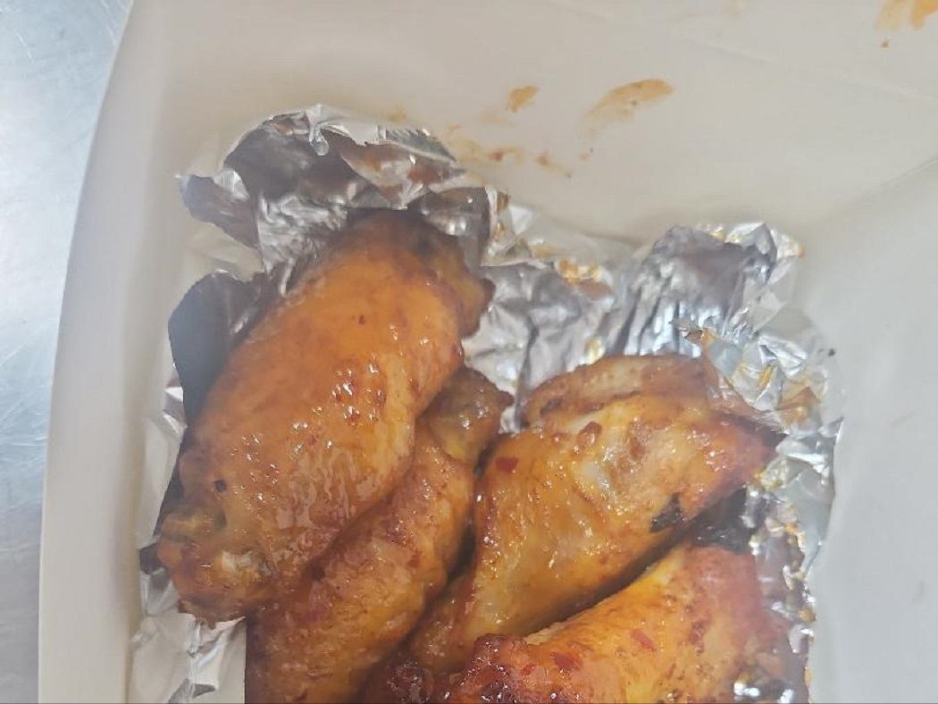 6 Piece Wings w/Pizza Purchase