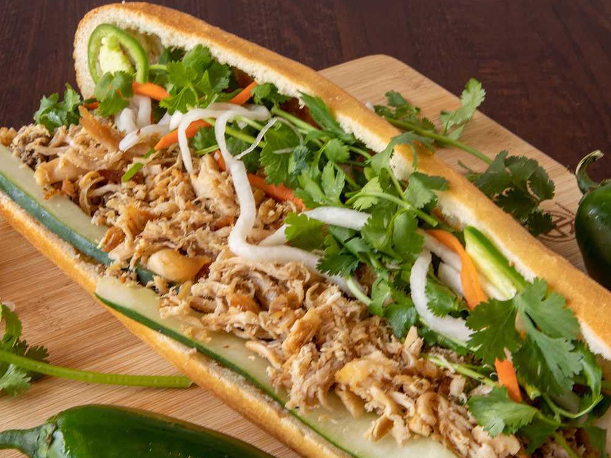 M4.MI-ONLY SHREDDED CHICKEN / BÁNH MÌ GÀ XÉ.