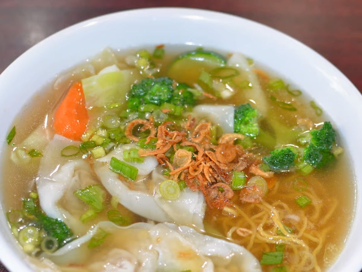 15 Wonton egg noodles soup (L)