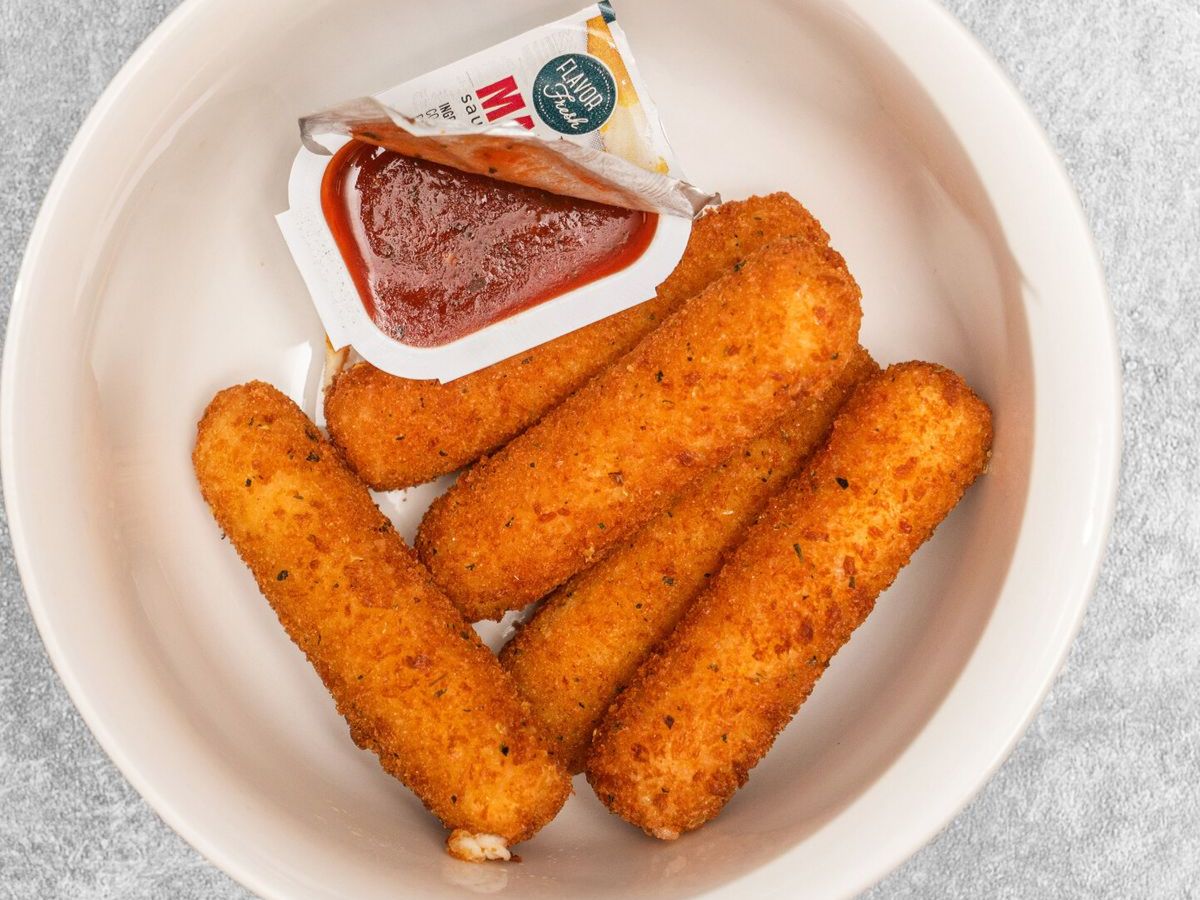 Mozzarella Sticks (6pcs).