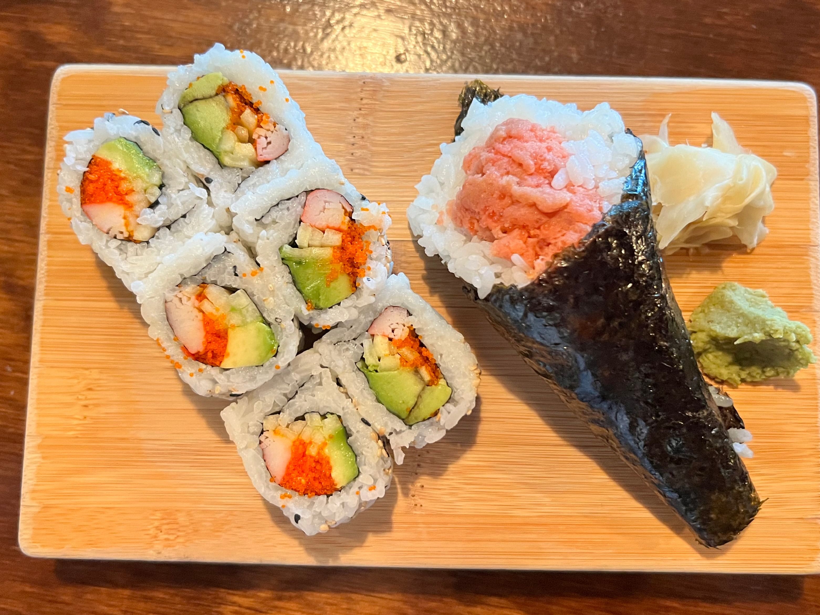 Cali Roll Spicy Tuna Temaki Box (L)
