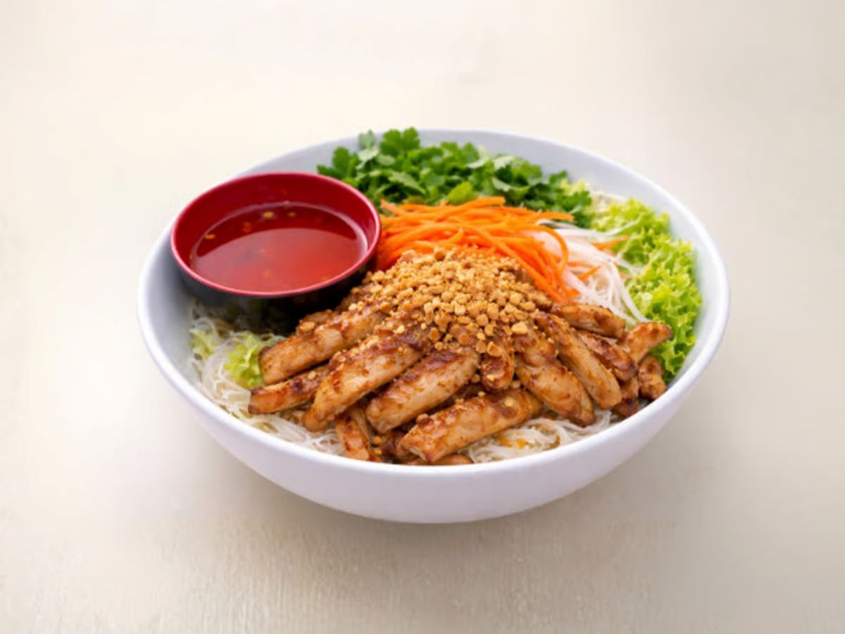 28 Chicken noodles salad