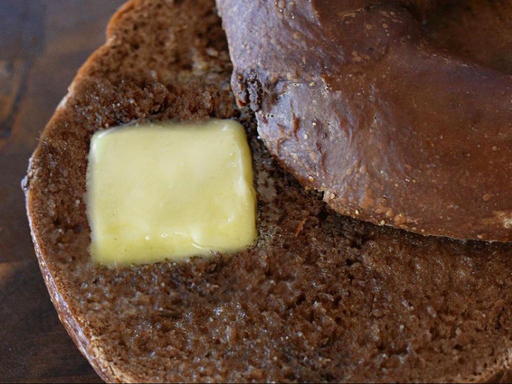BAGEL W/ BUTTER.