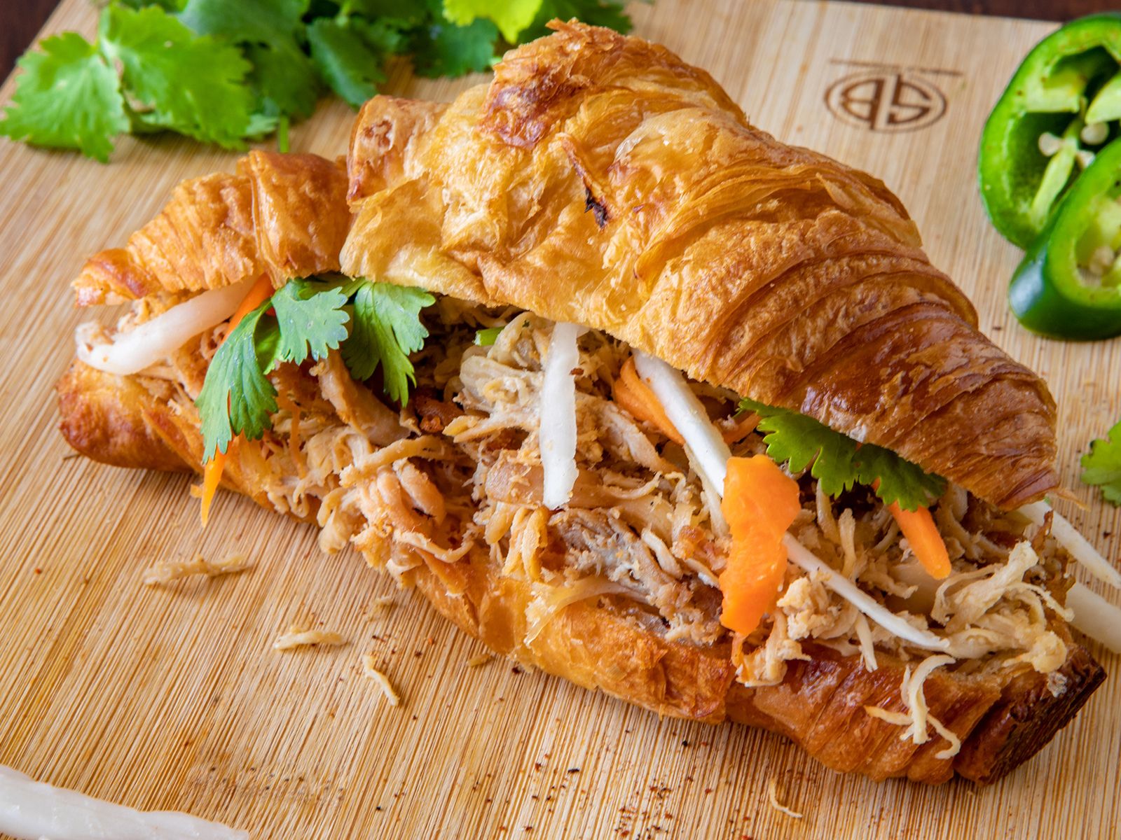 C4. SHREDDED CHICKEN / CROISSANT GÀ XÉ.