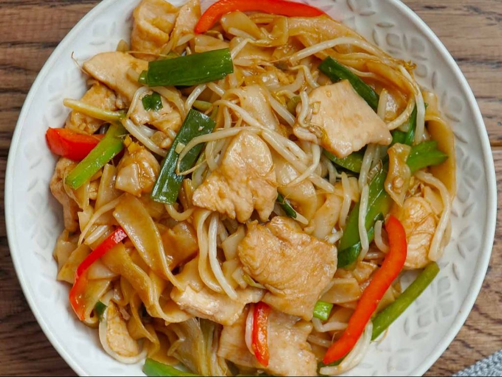 Chicken Chow Fun / Mì Xào Gà / 鸡肉炒河粉.