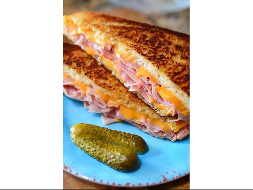 Jamon y Queso/Ham and Cheese.