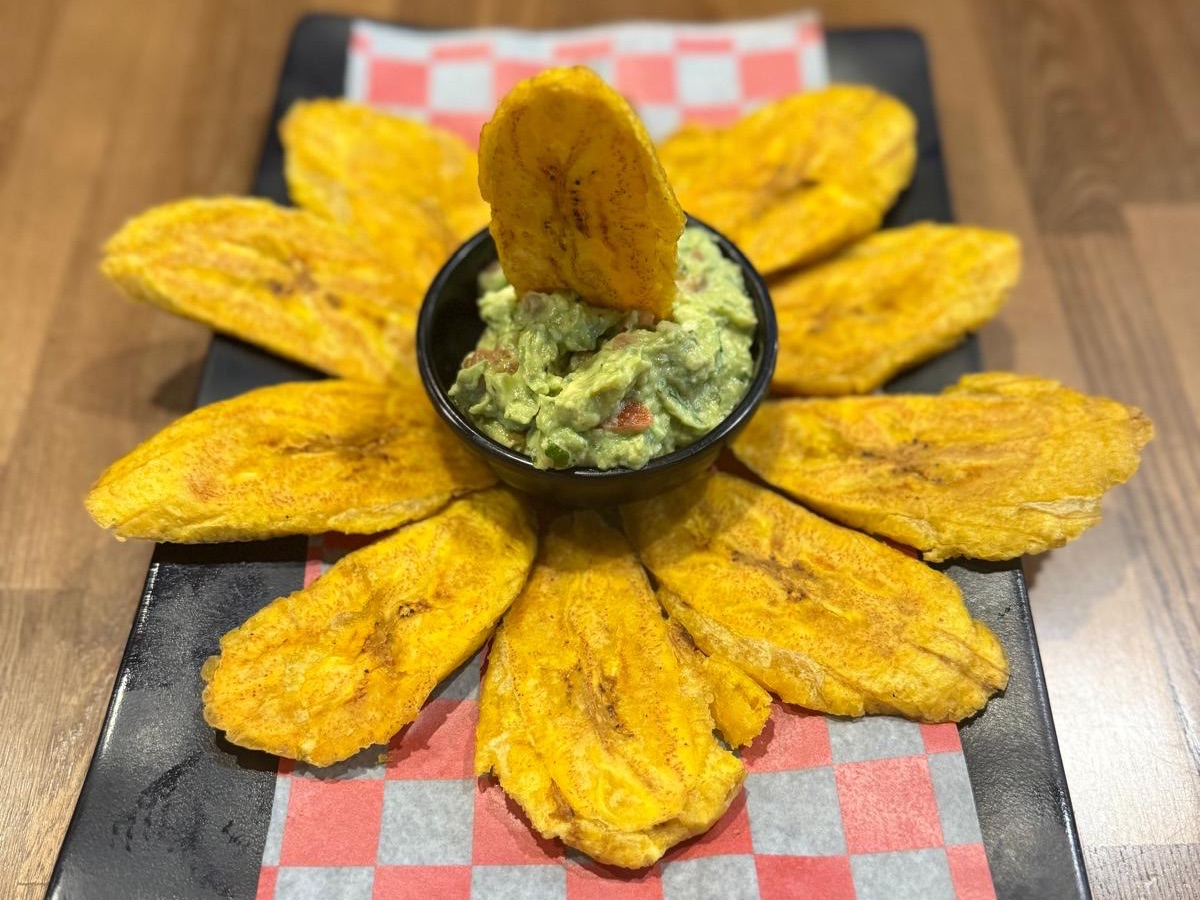 Tostones y Guacamole.