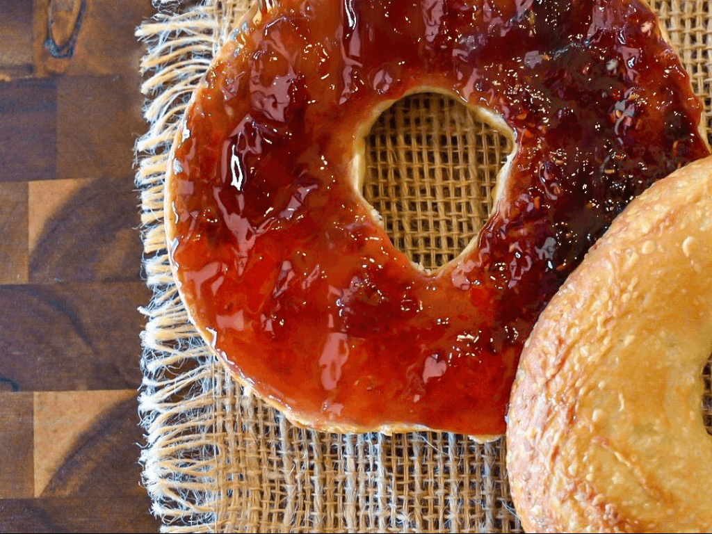 BAGEL W/CREAM CHEESE & JELLY