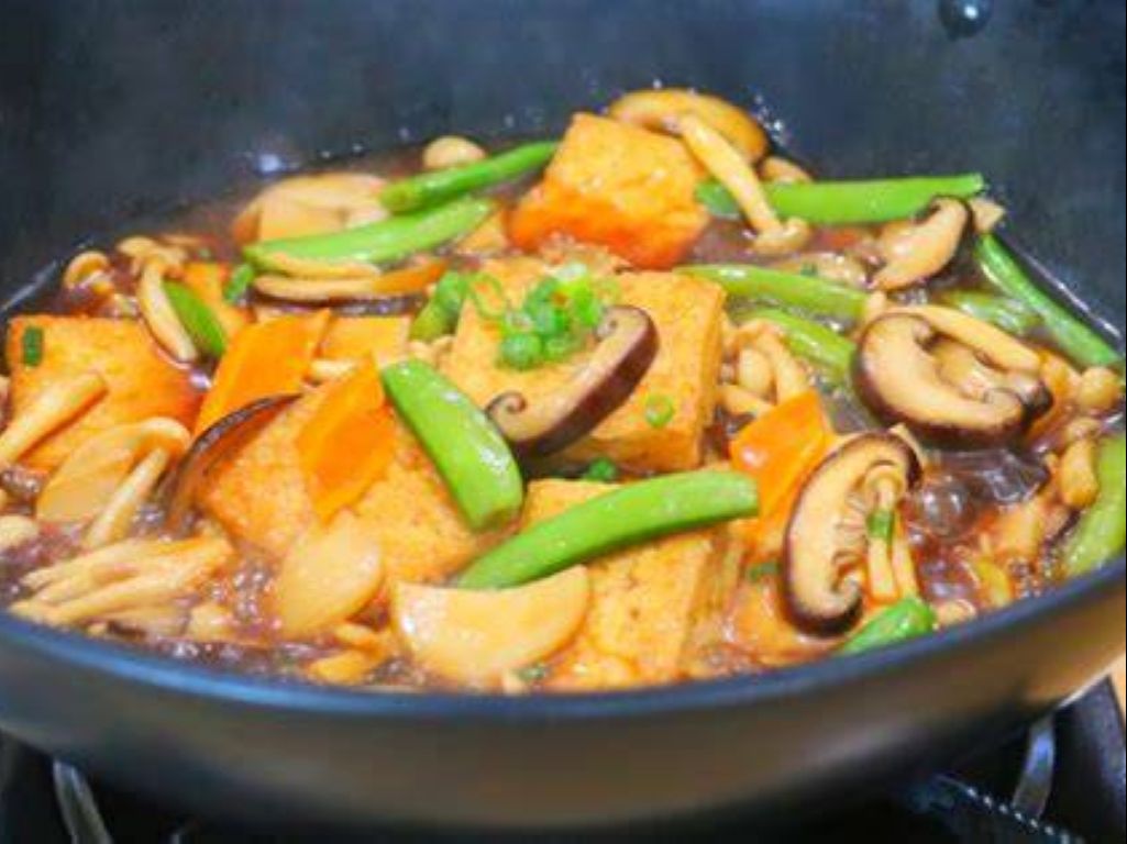 Braised Tofu w/ Mushroom & Pea Pods / Đậu hũ kho nấm và đậu hà lan / 蘑菇豌豆荚炖豆腐.