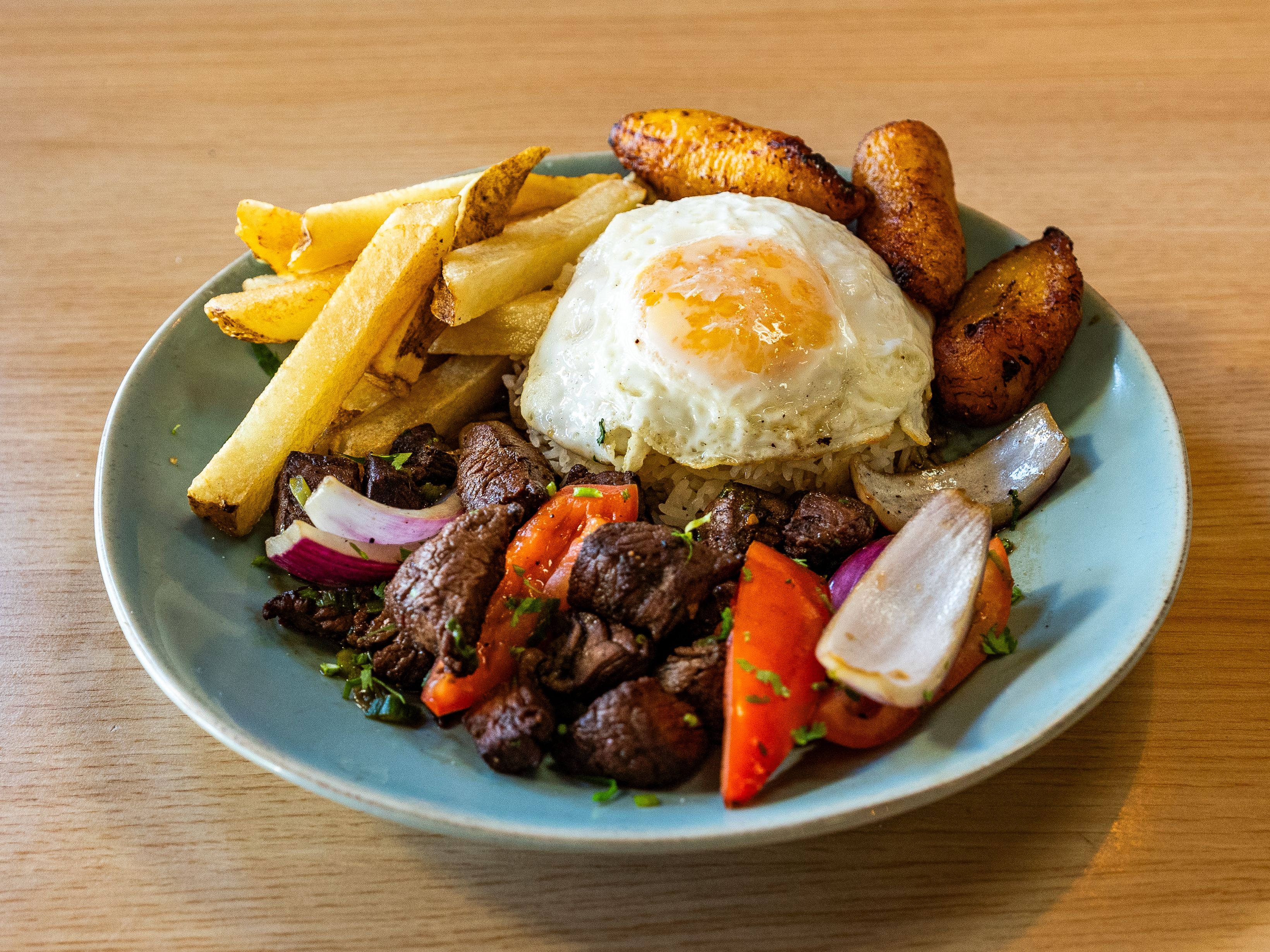 Lomo A Lo Pobre 1 Huevo 3 Platanitos.