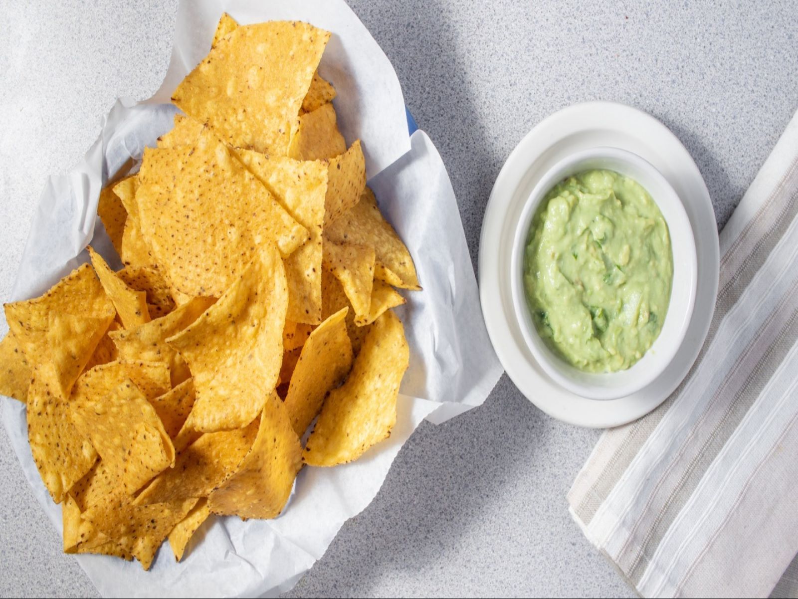 Chips Con Guacamole.