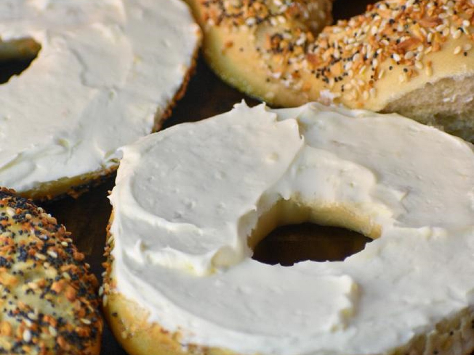 BAGEL W/ CREAM CHEESE.
