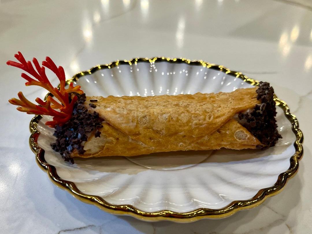 CHOCOLATE CHIP CANNOLI (LARGE)