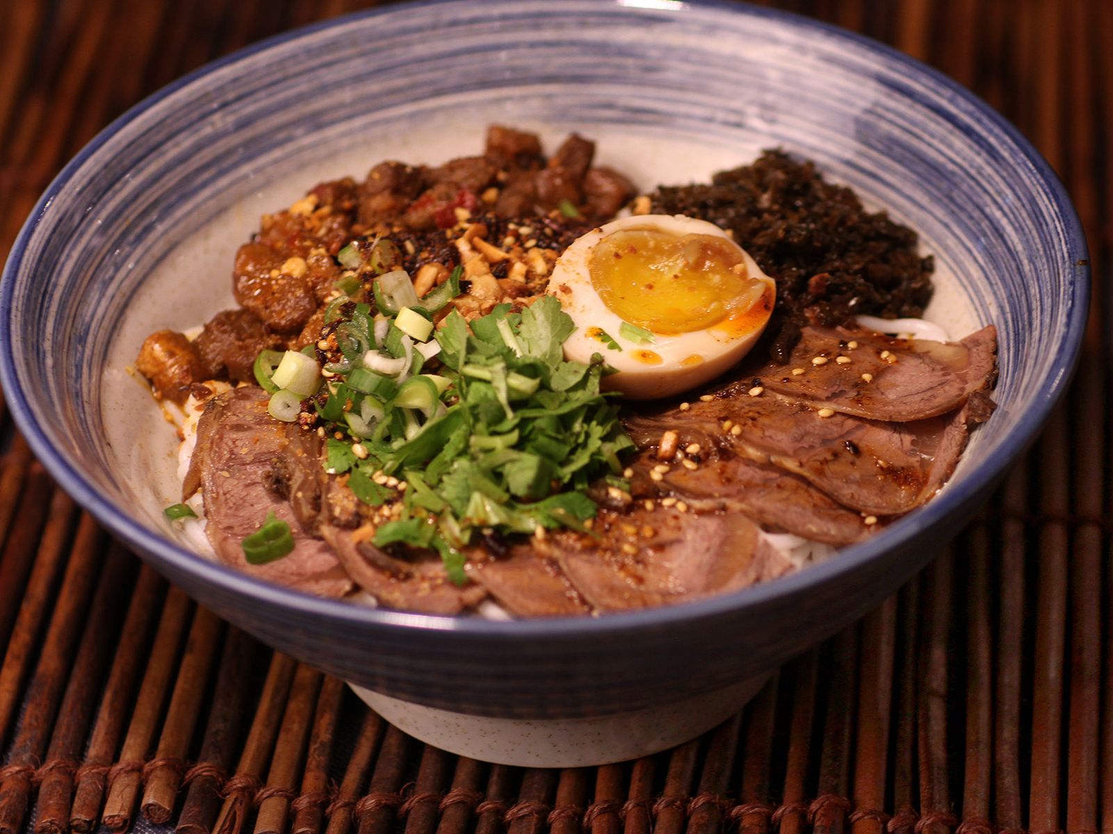 Nouilles de Riz au Porc et au Boeuf Braisés Épicés