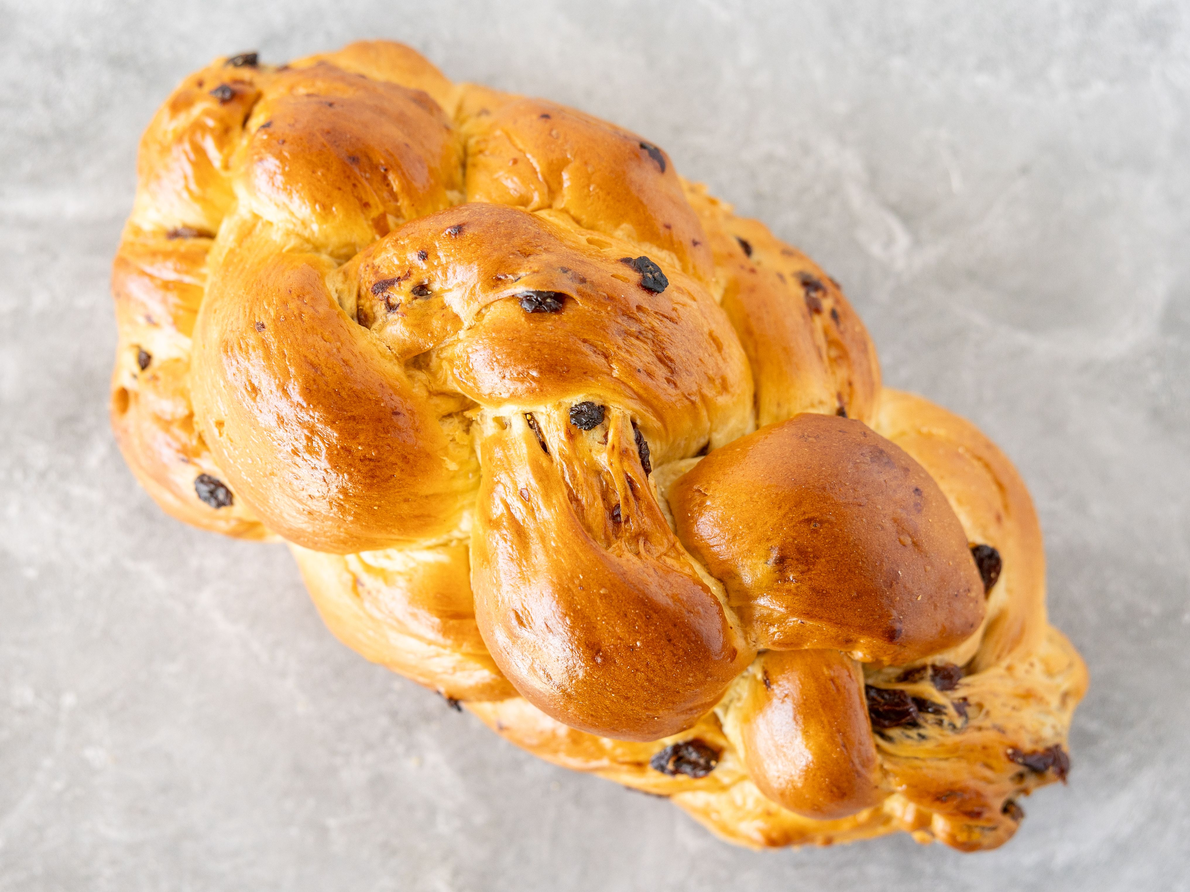 Large Egg Challah Raisin.