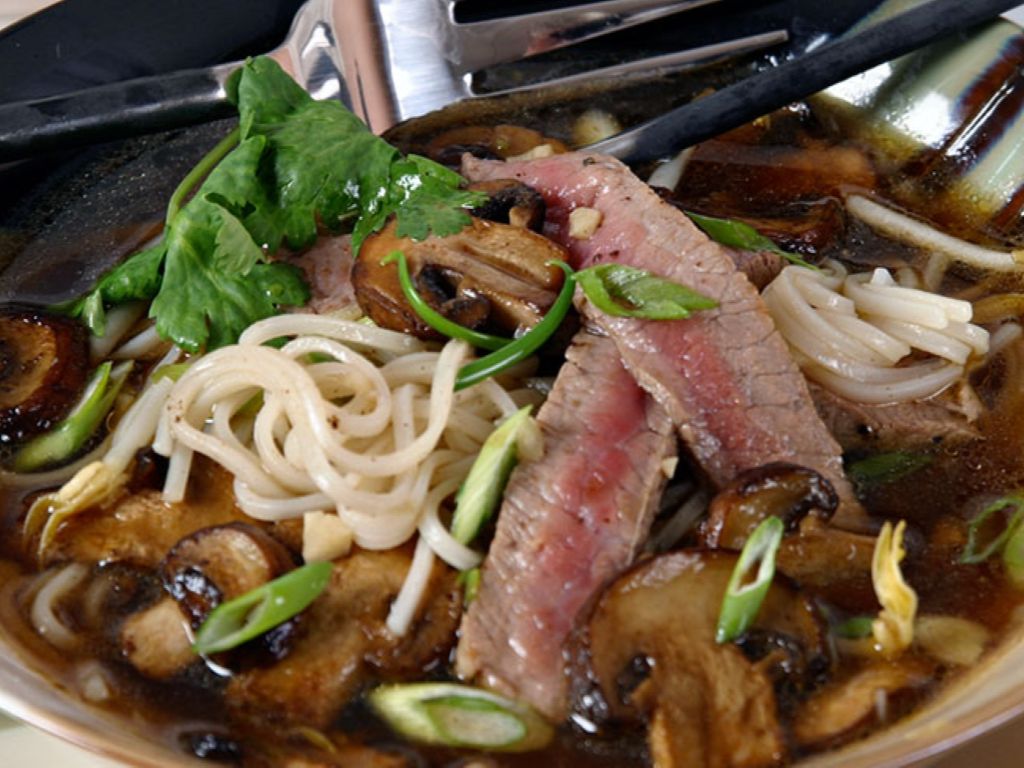 Beef Soup Noodle /Soup Rice Noodle / Mì/Phở Bò / 牛肉汤面 / 汤米粉.