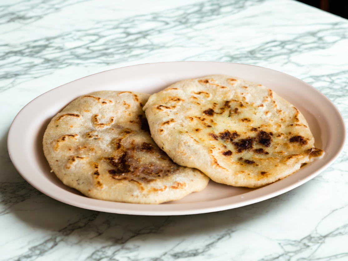 Revuelta (Frijol, Queso y Chicharron).