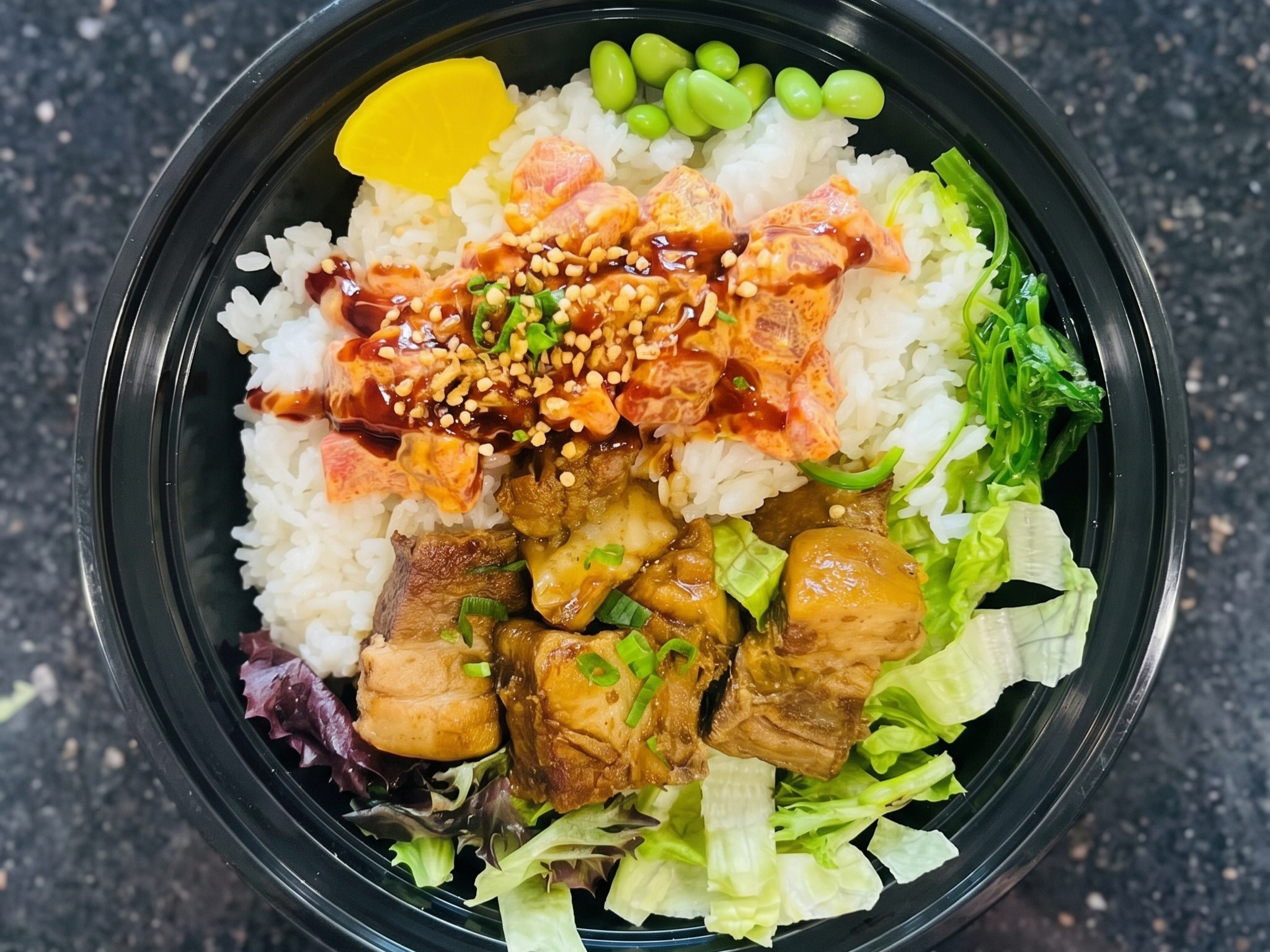 Spicy Ahi & Kakuni 半饭半沙拉.