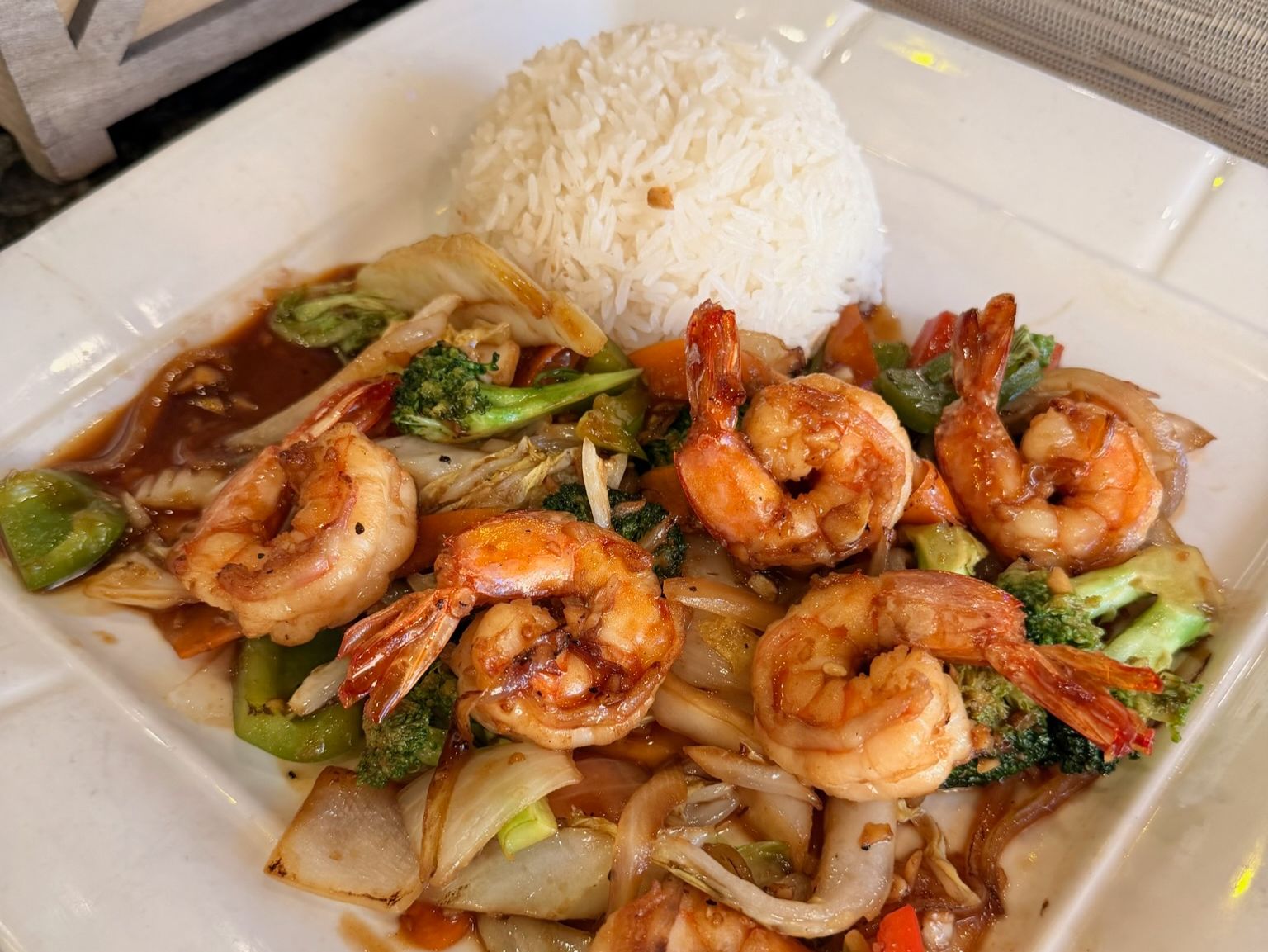 S39. Shrimp Broccoli Vegetable Stir-Fry w/ Steamed Rice.