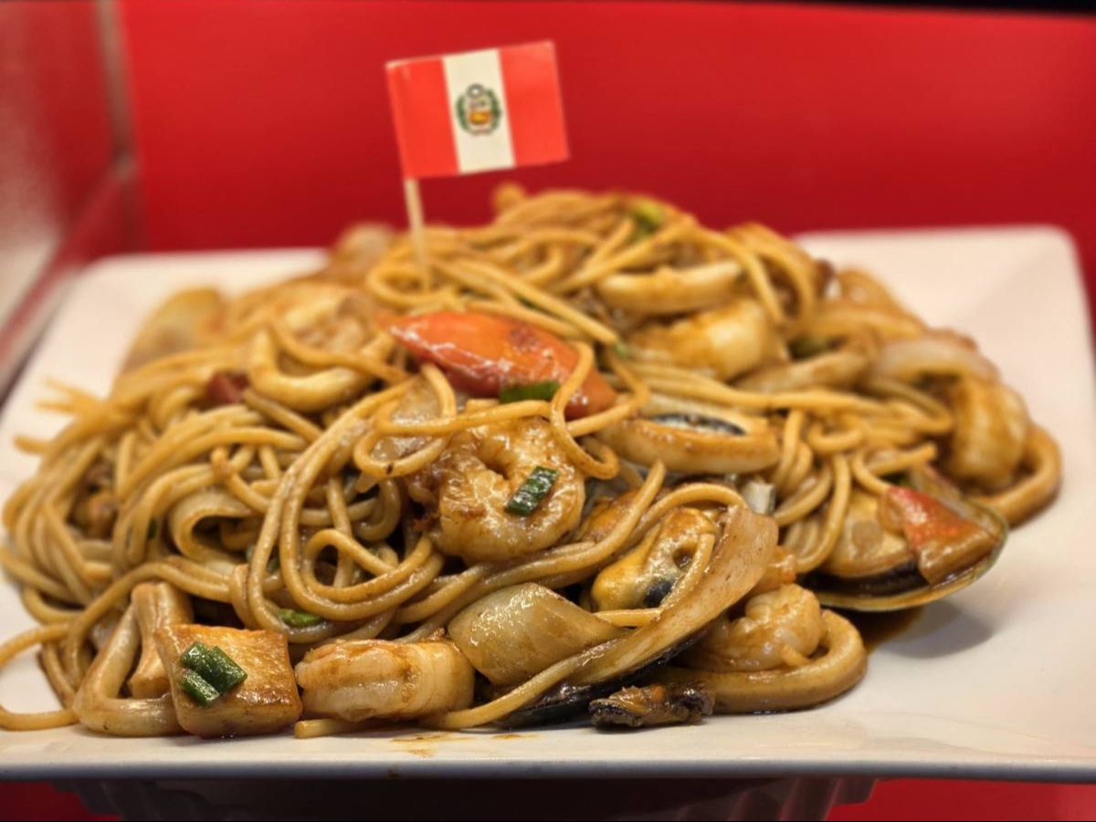 Tallarín Saltado de Mariscos.