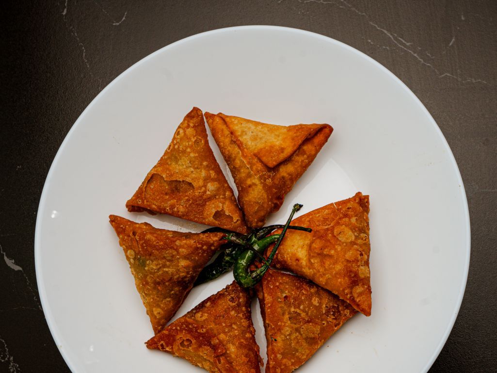 Onion Samosa (4pcs).