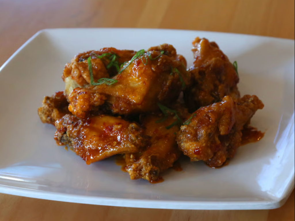 A4. Cánh Gà Chiên Giòn - Sweet Garlic Sriracha Wings.