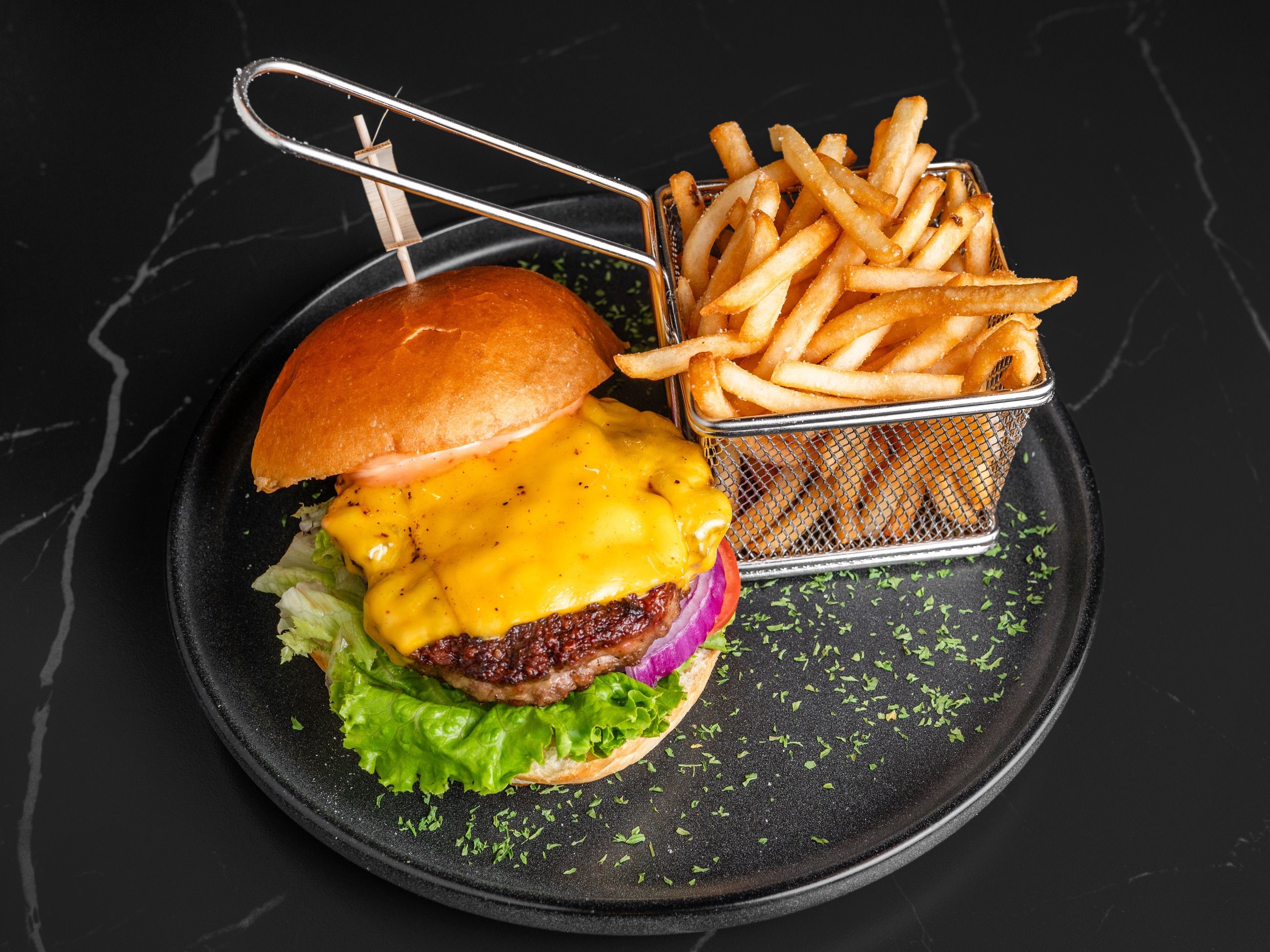 8oz Classic Cheeseburger W/ Fries