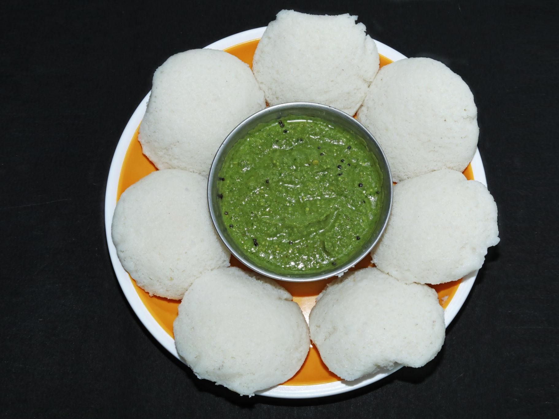 IDLY WITH CHUTNEY.