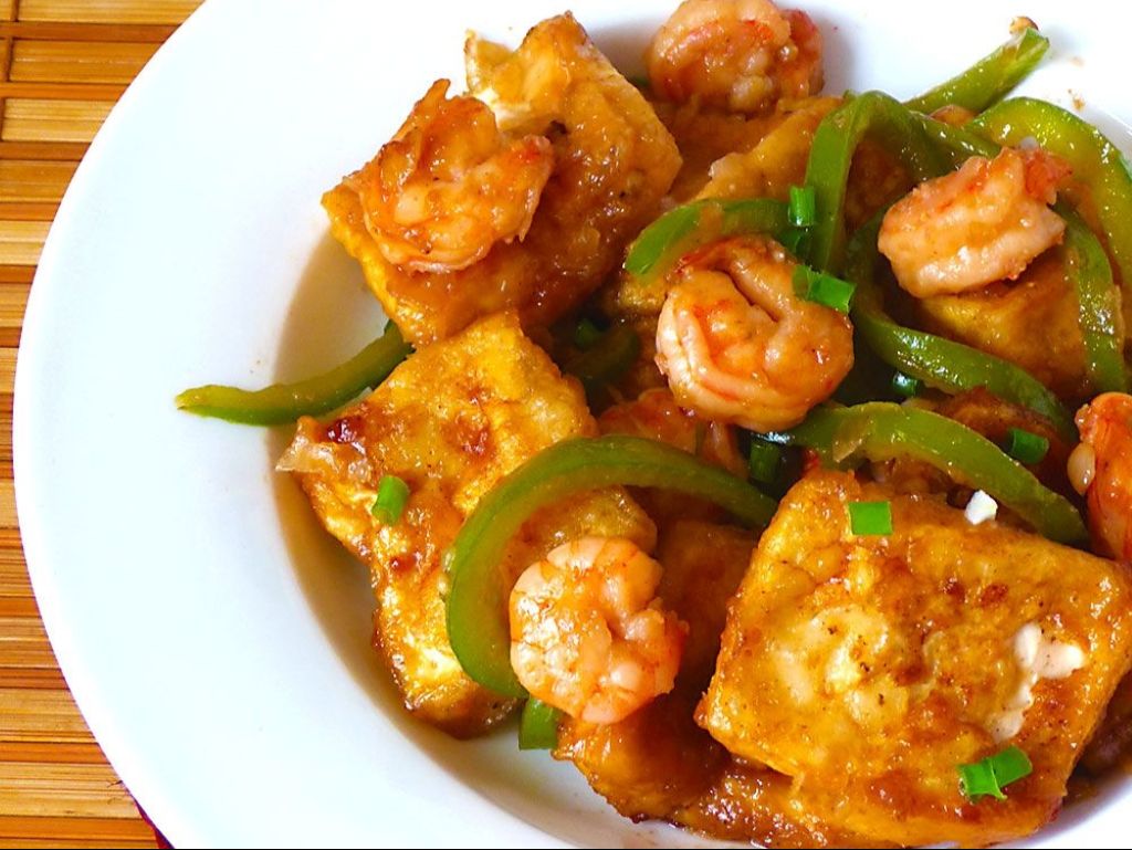 Shrimp w/ Braised Tofu / Tôm với Đậu Hũ Kho / 虾仁炖豆腐.
