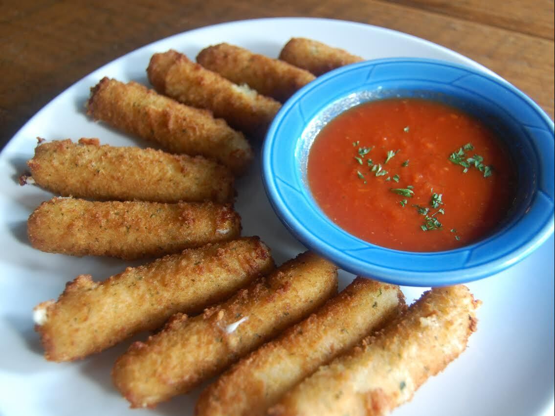 Mozzarella Sticks (7 pcs.).