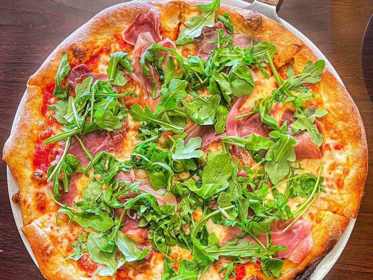 Prosciutto E Arugula Pizza.