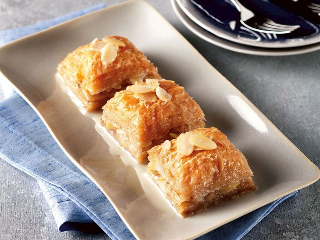BAKLAVA TRAY WALNUT (36 Pieces).