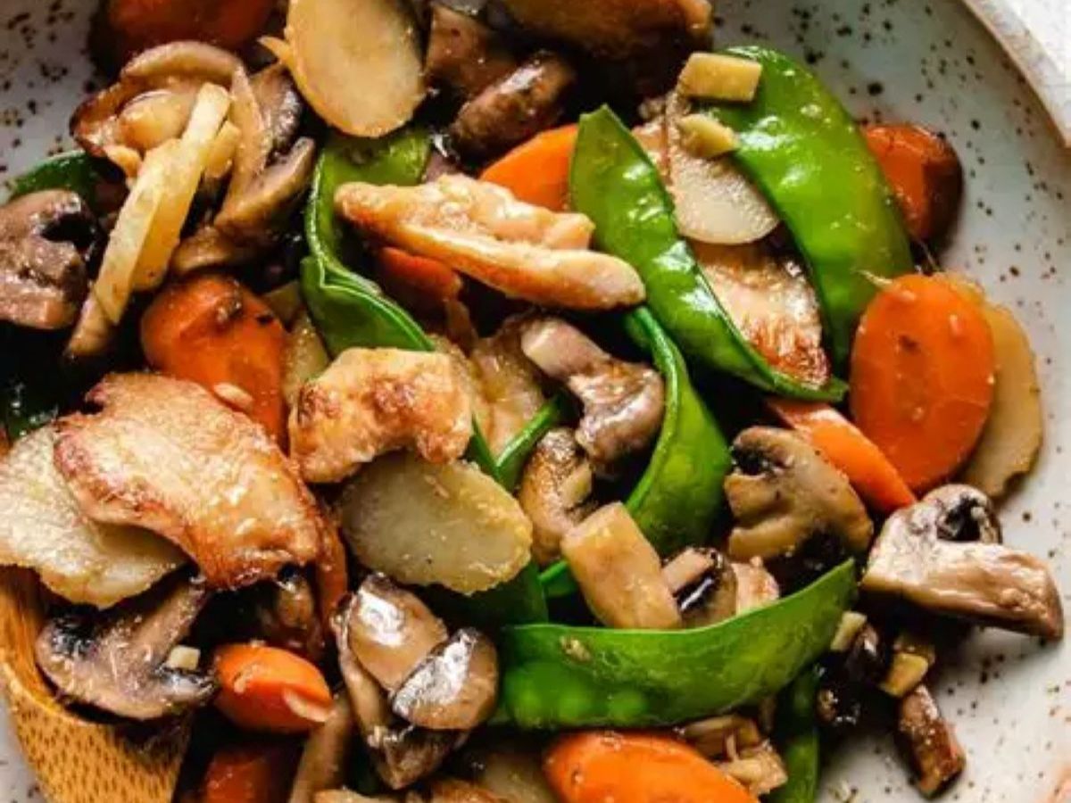 SP3. Moo Goo Gai Pan Combo / Combo Món Gà Xào Nấm Moo Goo Gai Pan / 蘑菇鸡片套餐.