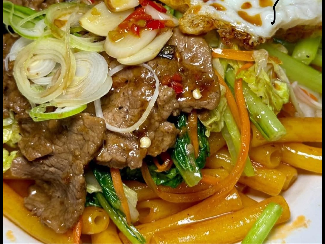 S3 NUI XÀO BÒ / STIR-FRIED MACARONI WITH BEEF.