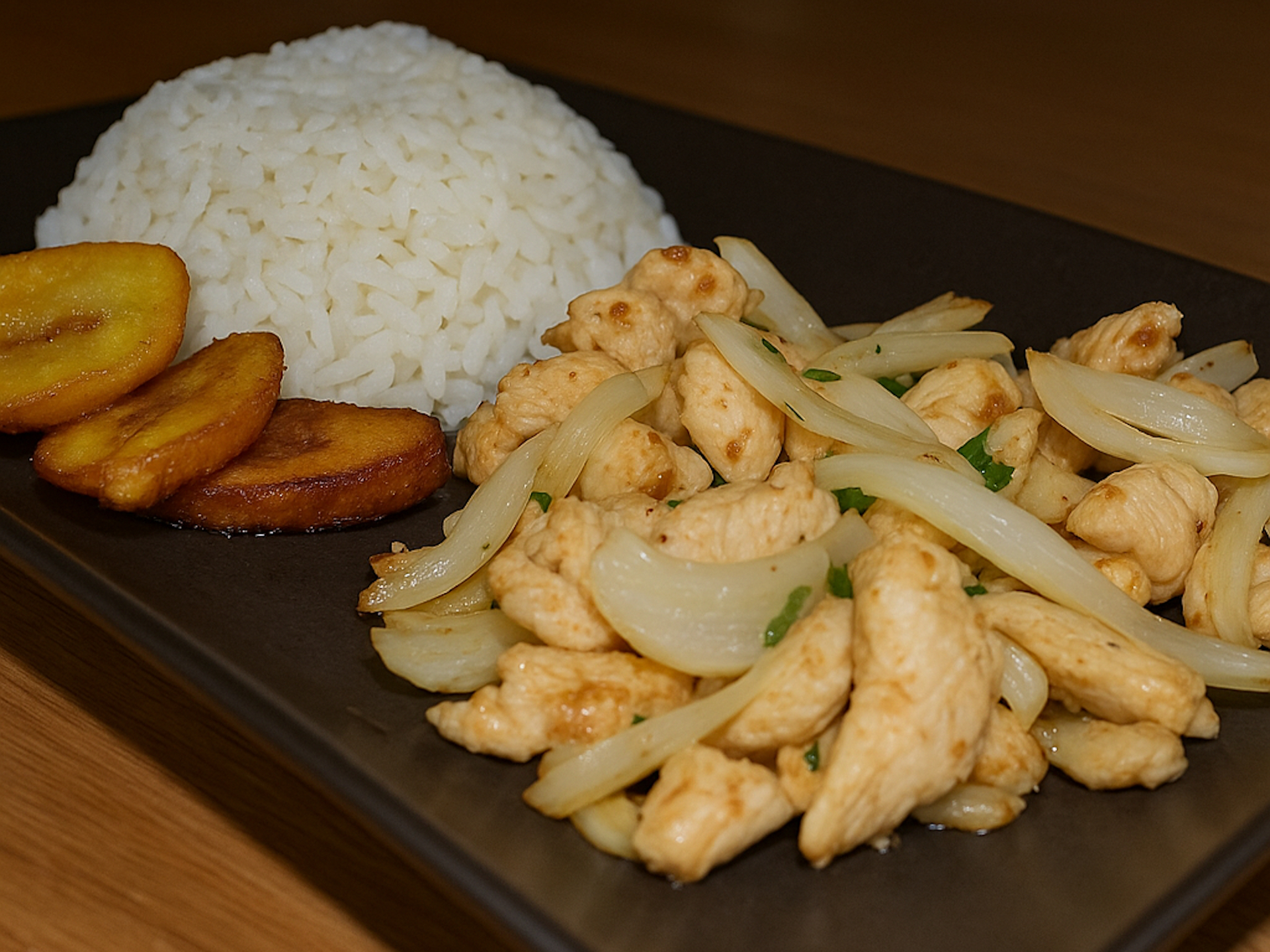 Chicken Breast with Onions (Served with Two Sides) / Pechuga de Pollo Encebollada (Con Dos Acompañantes).