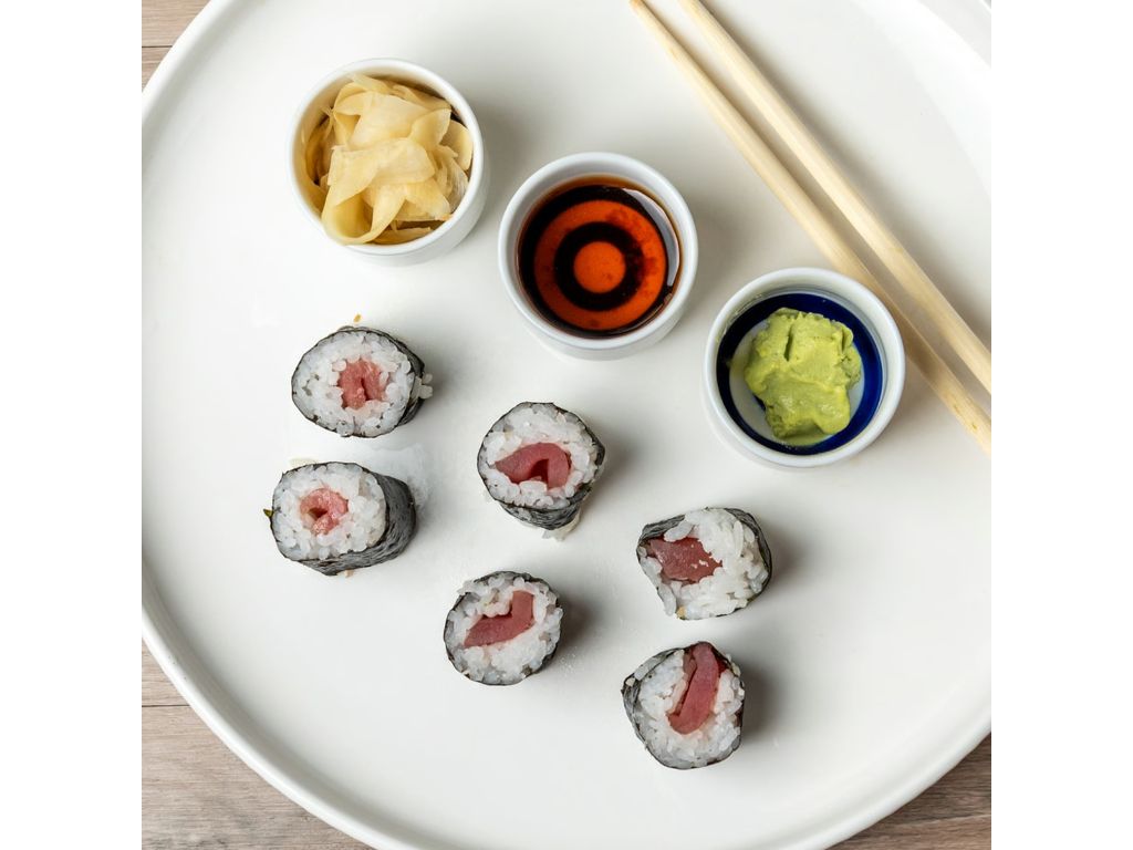 Tekka Roll (6pc Tuna Roll).