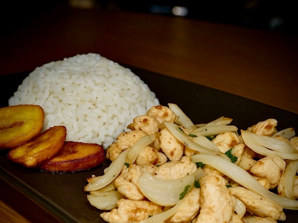 Sautéed Chicken with Onions / Pollo Encebollado.