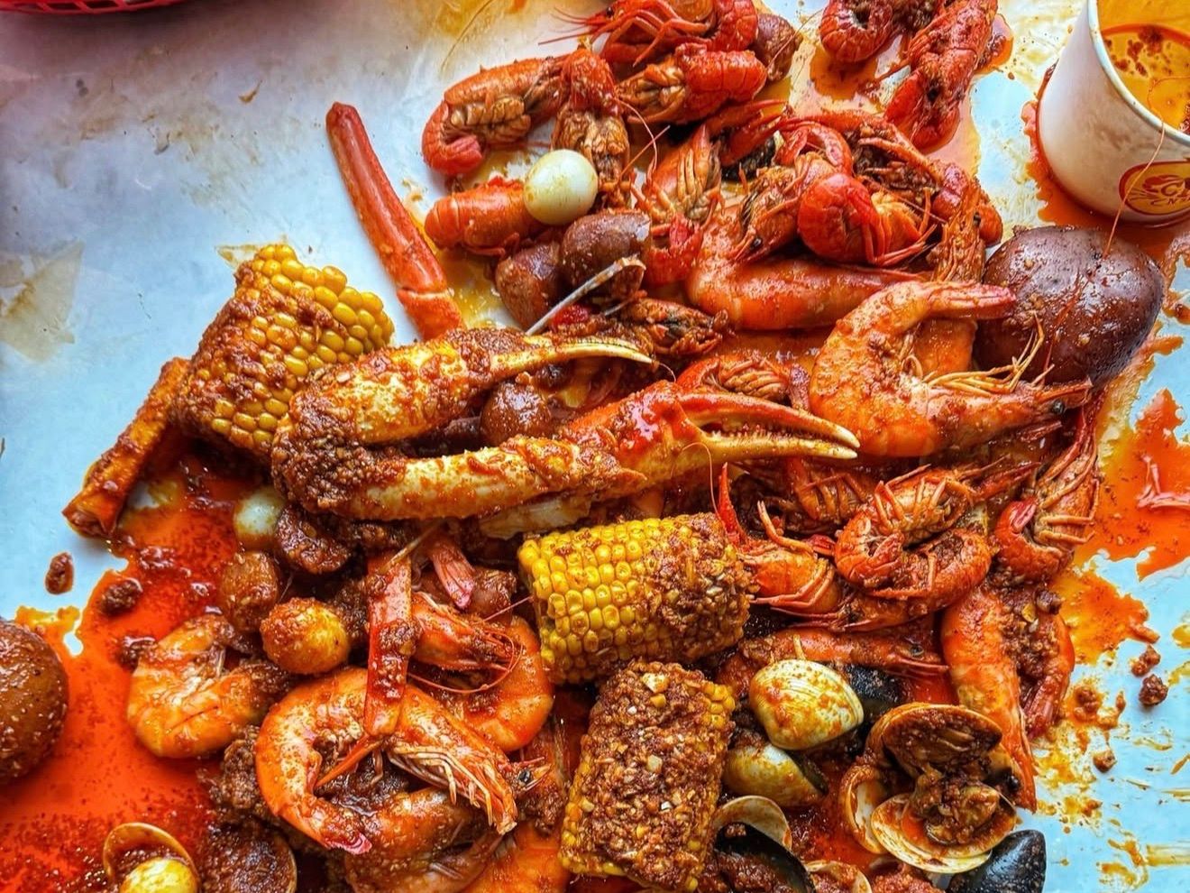 SAVE $18 Dive Feast 3lbs Shrimp, 4 Lobster Tail, 3lbs Mussels, 2lbs Clams, 3 Corns, 3 Potatoes And 2 Extra Sauce